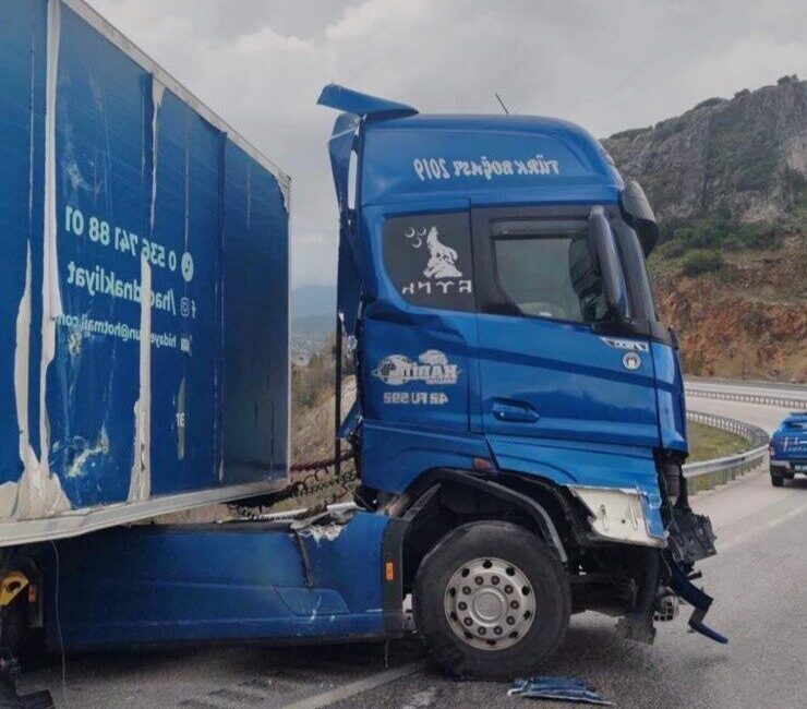 Burdur’da bir tırın demir bariyerlere çarpması sonucu meydana gelen kazada