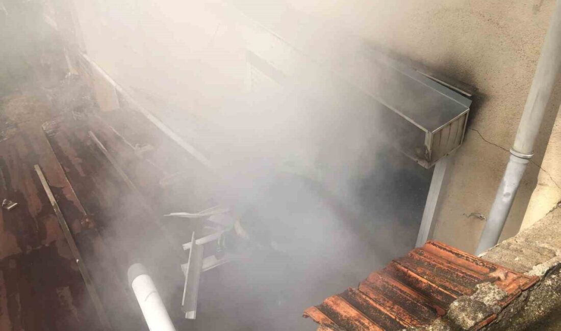 Burdur’un Bucak ilçesinde bir apartmanda meydana gelen yangında mahsur kalan