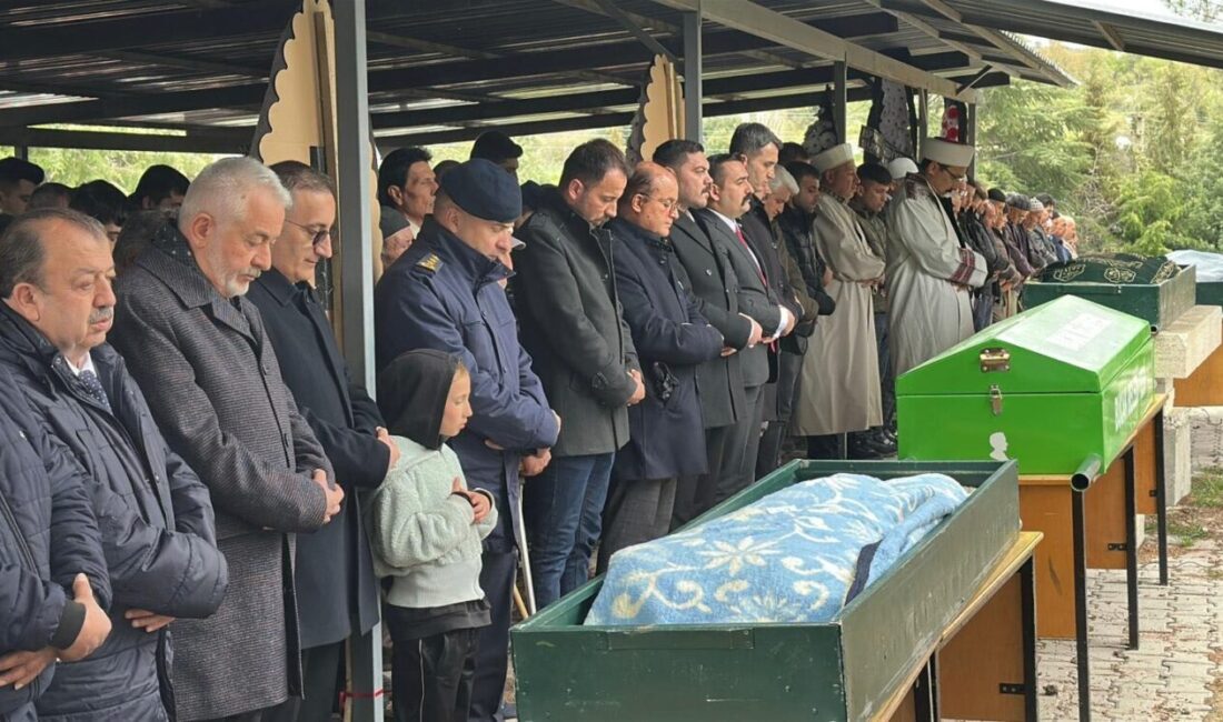 Antalya-Isparta karayolunda minibüs ile beton mikserinin çarpıştığı trafik kazasında hayatını