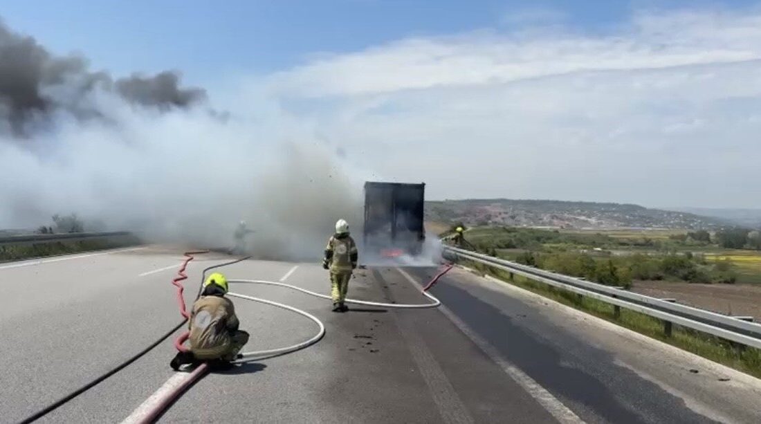 Bursa İzmir Yolu Batı gişeleri mevkiinde presli karton yüklü bir