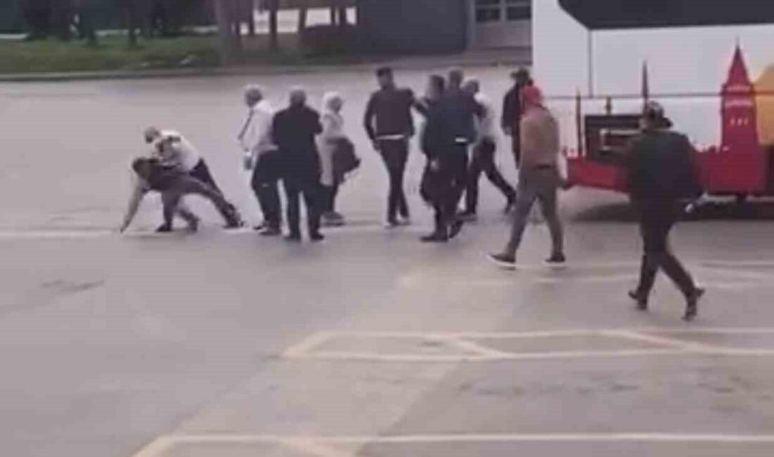 Bursa Şehirlerarası Otobüs Terminali’nde bir yolcu ile bir otobüs şoförü