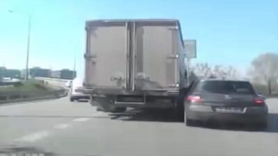 Bursa’nın Osmangazi ilçesinde Avrupa Konseyi Bulvarı’ndaki yol ayrımında yaşanan trafik