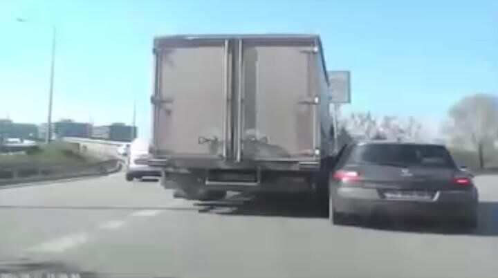 Bursa’nın Osmangazi ilçesinde Avrupa Konseyi Bulvarı’ndaki yol ayrımında yaşanan trafik