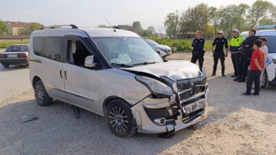 İnegöl ilçesinde meydana gelen trafik kazasında, iki hafif ticari aracın