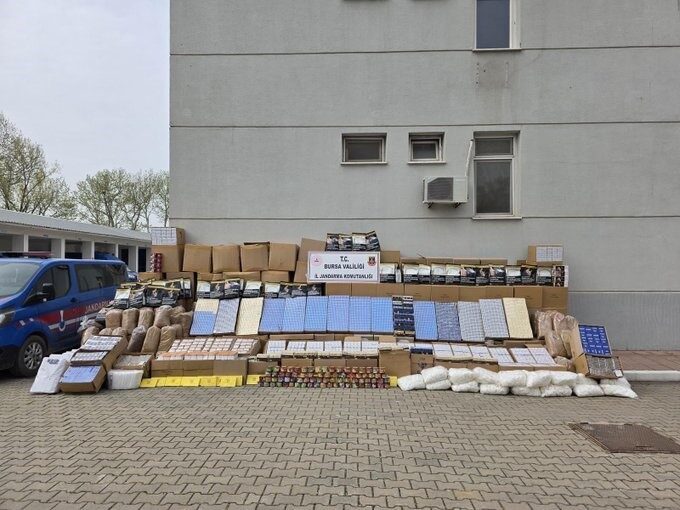 Bursa’nın Yıldırım ilçesinde gerçekleştirilen kaçakçılık operasyonunda jandarma ekipleri, milyonlarca adet