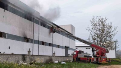 Bursa’nın İnegöl ilçesinde bulunan bir mobilya fabrikasında yangın çıktı ancak