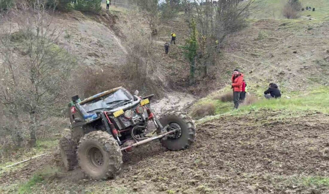 Bursa’da düzenlenen off-road etkinliği, parkurda takla atan aracın sürücüsünün yara