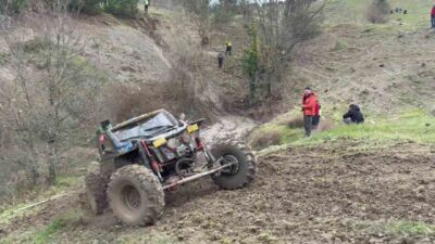 Bursa’da düzenlenen off-road etkinliği, parkurda takla atan aracın sürücüsünün yara