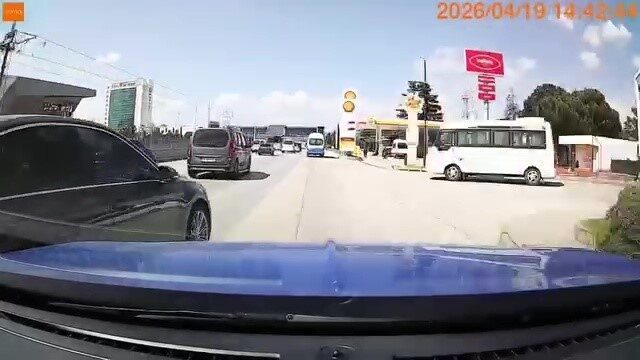 Bursa’da bir sürücü, İstanbul Yolu Caddesi’nde trafikte ilerlerken ani bir