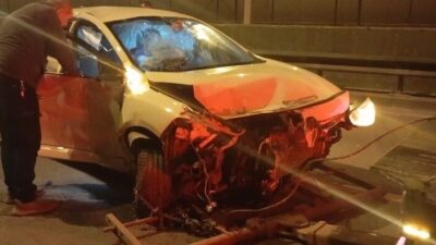 Bursa’da gece yarısı meydana gelen zincirleme kazada 3 araç birbirine