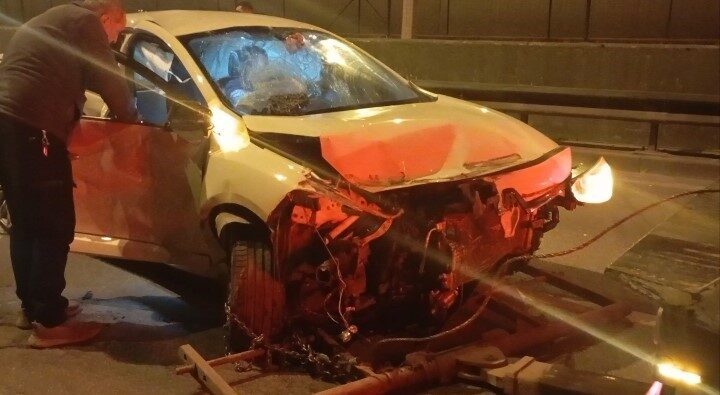 Bursa’da gece yarısı meydana gelen zincirleme kazada 3 araç birbirine