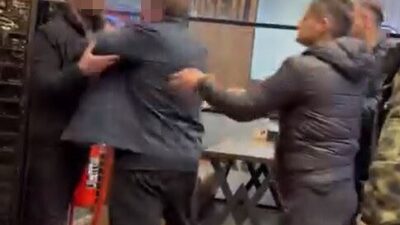 Bir kişi, İstanbul Büyükçekmece’de bir restoranda siparişinin gecikmesi nedeniyle garsonlara