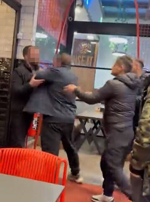 Bir kişi, İstanbul Büyükçekmece’de bir restoranda siparişinin gecikmesi nedeniyle garsonlara