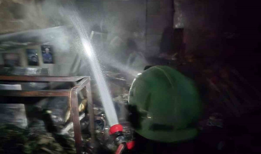 Silvan ilçesindeki bir iş yerinde gece meydana gelen yangın, itfaiye