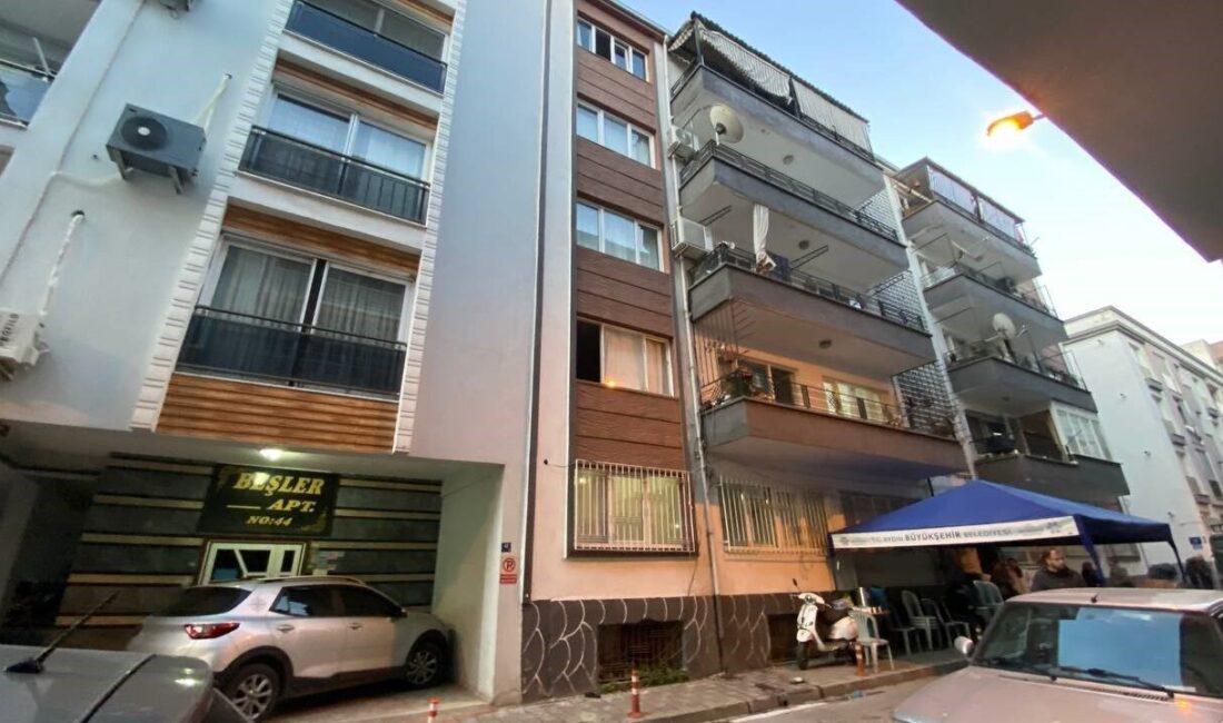 Efeler ilçesinde, 5 katlı bir apartmanın en üst katında cam