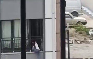 Hatay’da, bir evin camından çıkarak korkuluklarda dengesini kaybetmeden yürüyen çocuğun