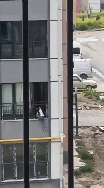 Hatay’da, bir evin camından çıkarak korkuluklarda dengesini kaybetmeden yürüyen çocuğun