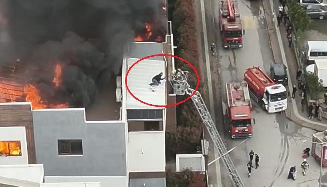Bursa’da, bir binanın çatı katında meydana gelen yangında, alevler arasında