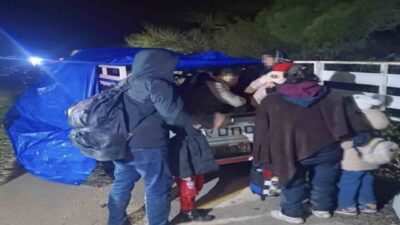 Çanakkale’de düzenlenen operasyonda 77 kaçak göçmen yakalanırken, 2 organizatör tutuklandı.