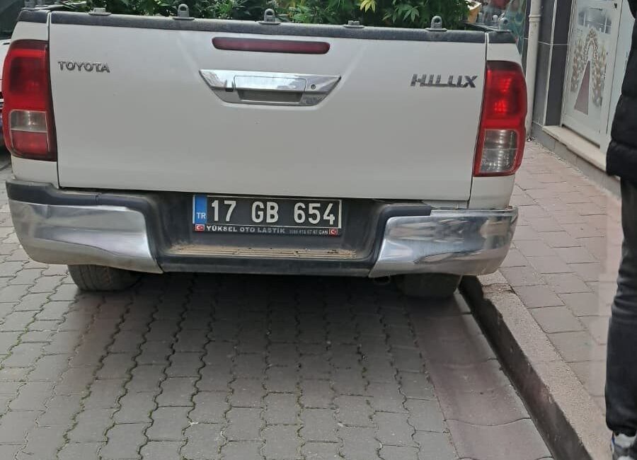 Çanakkale’nin Çan ilçesinde bir apartman dairesinde kenevir yetiştiren bir kişi,