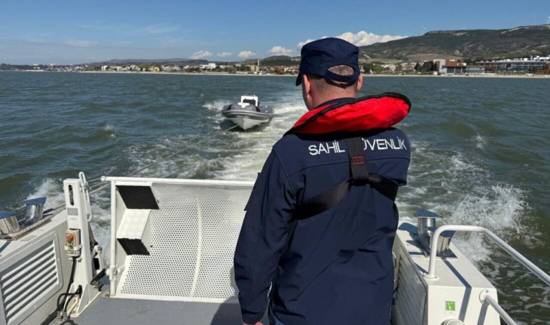 Çanakkale Boğazı’nda motor arızası nedeniyle sürüklenmeye başlayan fiber karinalı lastik