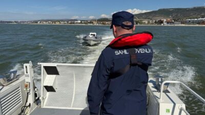 Çanakkale Boğazı’nda motor arızası nedeniyle sürüklenmeye başlayan fiber karinalı lastik