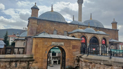 Yozgat’ın en önemli tarihi yapılarından biri olan Çapanoğlu Camii, Osmanlı