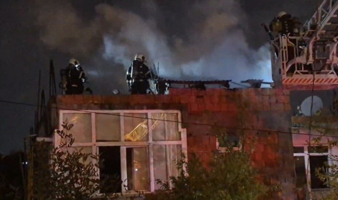 Çayırova ilçesinde bir evin çatı katında çıkan yangın, itfaiye ekiplerince