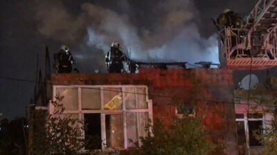 Çayırova ilçesinde bir evin çatı katında çıkan yangın, itfaiye ekiplerince