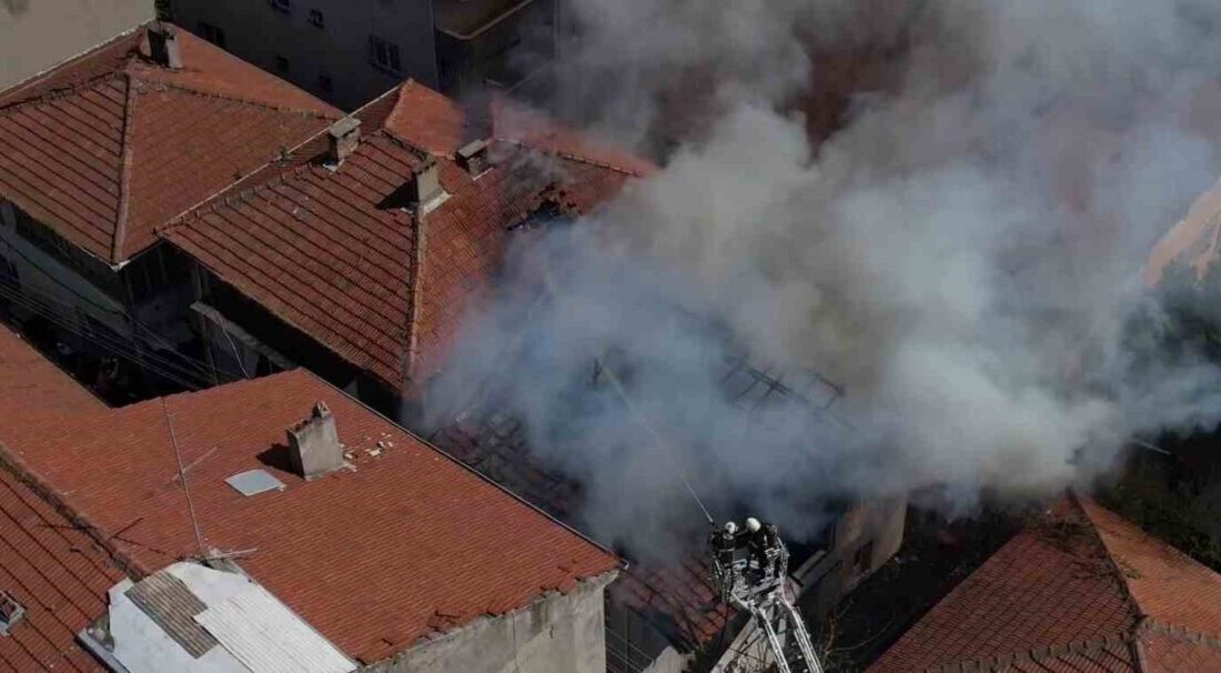 Adapazarı ilçesinde meydana gelen çatı yangınında bir anne, yanlarında bulunan
