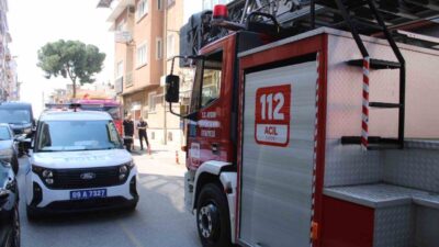 Aydın’ın Efeler ilçesinde bir vatandaş, evinin çatısında bulunan eski kabloları