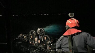 İçerisinde 31 düzensiz göçmen bulunan hareket halindeki bir lastik bot,