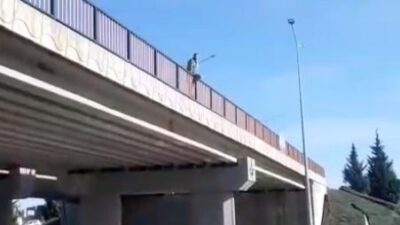 Eskişehir’de bir kişinin köprüden atlamaya kalkışması sonucunda trafik durma noktasına