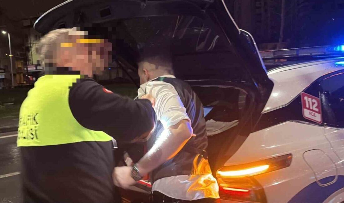 Kayseri’nin Kocasinan ilçesinde meydana gelen bir kaza, bir otomobilin kaldırıma