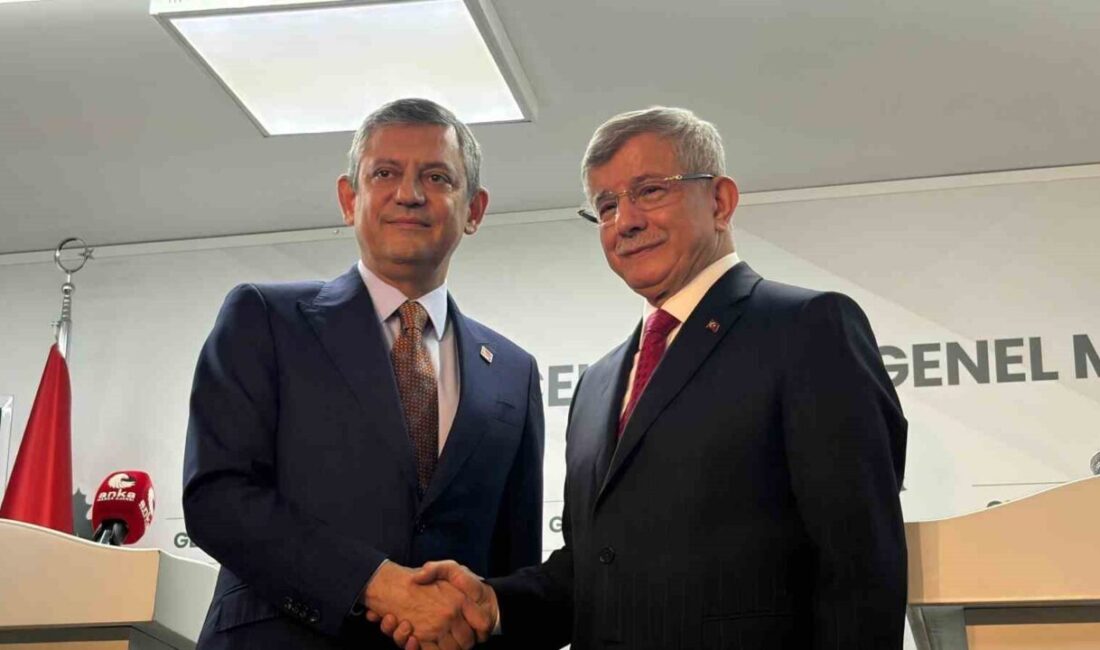 CHP lideri Özgür Özel, Türkiye’de eski Başbakan Ahmet Davutoğlu’nun yönetiminde