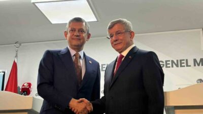 CHP lideri Özgür Özel, Türkiye’de eski Başbakan Ahmet Davutoğlu’nun yönetiminde