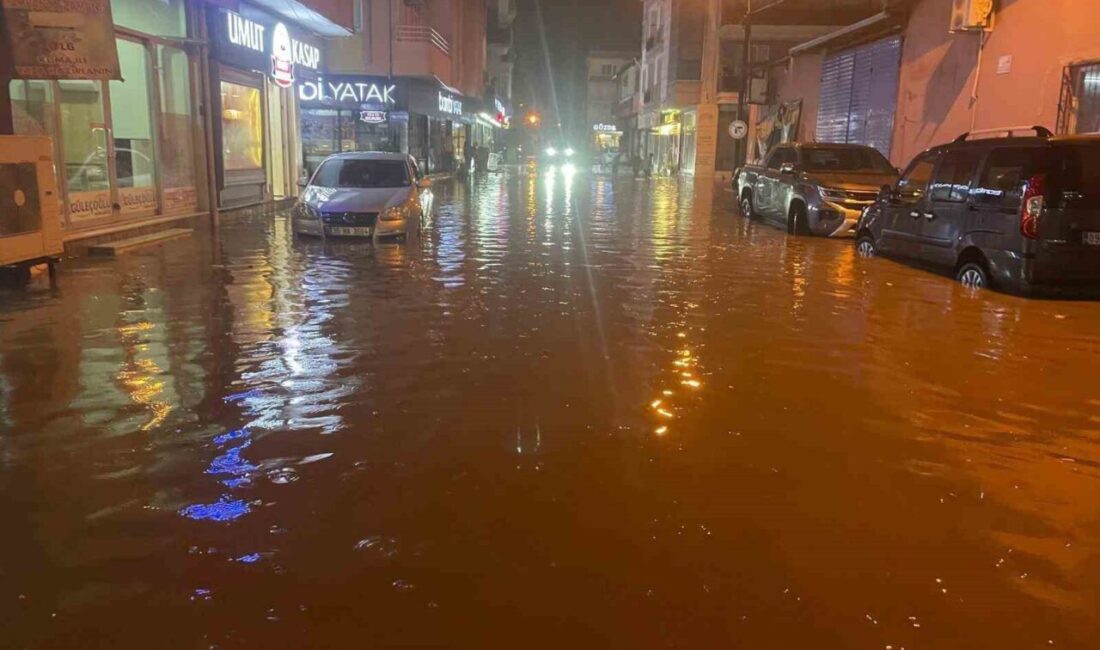 Çine ilçesinde akşam saatlerinde meydana gelen şiddetli yağışlar nedeniyle sokaklar