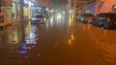Çine ilçesinde akşam saatlerinde meydana gelen şiddetli yağışlar nedeniyle sokaklar