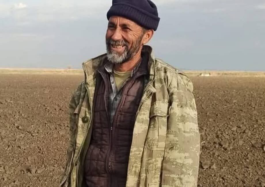 Kadirli ilçesinden Alipaşa yaylasına çiriş otu toplamaya giden bir adam,