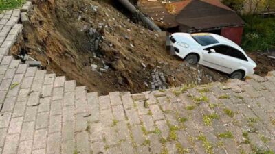 Çayırova ilçesinde bir istinat duvarının çökmesi sonucu hasar meydana geldi,