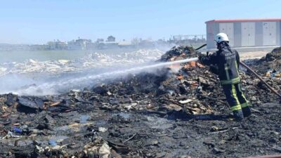 Manavgat ilçesinde çıkan çöp yangını, itfaiye ekiplerinin müdahalesiyle kontrol altına