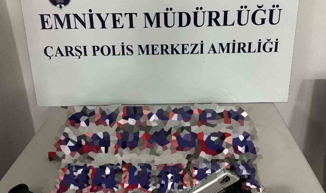 Çorum’da polis ekipleri tarafından gerçekleştirilen denetimler sonucunda aranan 2 kişi