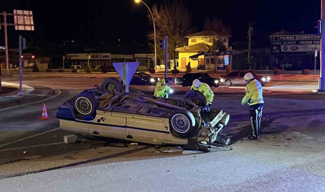 Çorum’da bir kavşakta meydana gelen trafik kazasında, otomobiller çarpıştıktan sonra