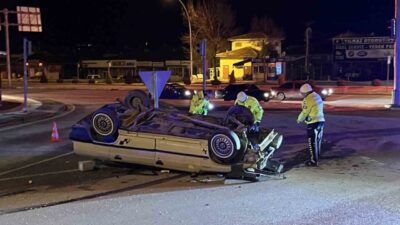 Çorum’da bir kavşakta meydana gelen trafik kazasında, otomobiller çarpıştıktan sonra