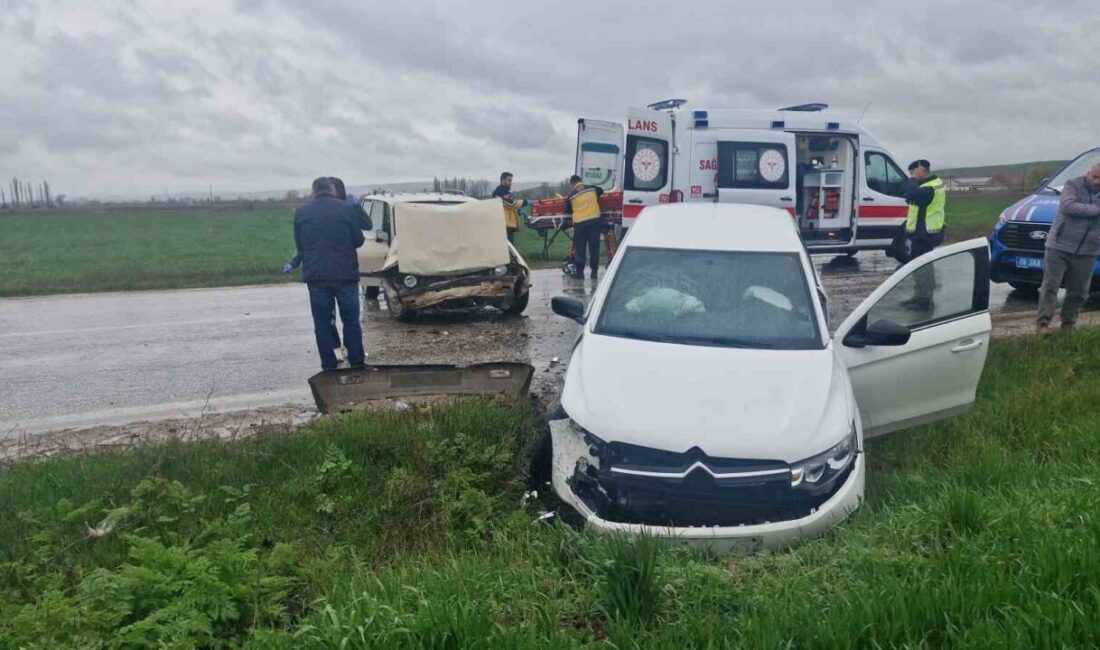 Çorum’un Alaca ilçesinde meydana gelen trafik kazasında, iki otomobilin çarpışması