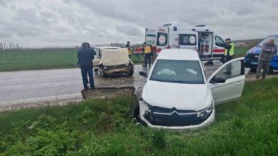 Çorum’un Alaca ilçesinde meydana gelen trafik kazasında, iki otomobilin çarpışması