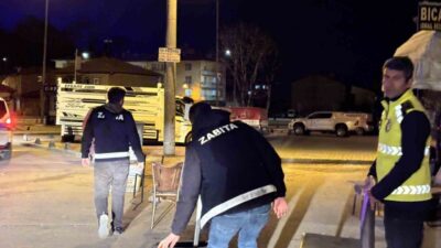 Çorum Belediyesi, gece saatlerinde, şehir genelindeki kaldırım ve yol işgallerini