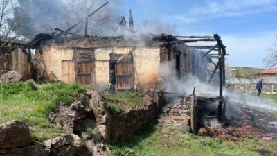 Çorum’un Boğazkale ilçesinde bir metruk evde çıkan yangın, hızla yayılarak