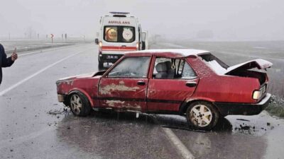 Çorum’un Alaca ilçesinde bir otomobilin yön tabelasına çarpması sonucu sürücü