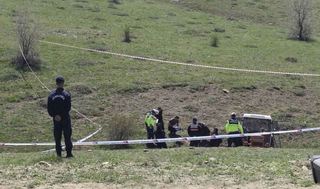 Çorum’un Alaca ilçesinde, dere yatağına devrilen bir traktörde meydana gelen